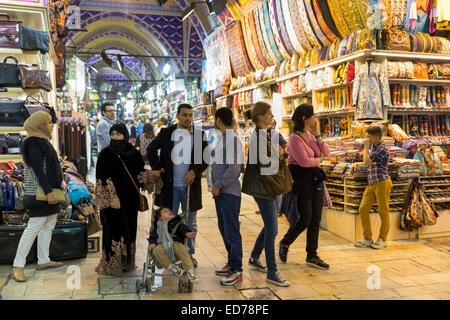 Muslimische Familie einkaufen und Touristen in den großen Basar Kapalicarsi, großen Markt in Beyazi, Istanbul, Türkei Stockfoto