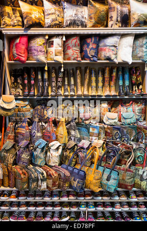 Bestickte Handtaschen Kissen Trainer Schuhe in The Grand Bazaar, Kapalicarsi, großer Markt, Beyazi, Istanbul, Türkei Stockfoto