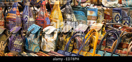 Bestickte Handtaschen im Shop in der Grand Basar Kapalicarsi, großen Markt in Beyazi, Istanbul, Türkei Stockfoto