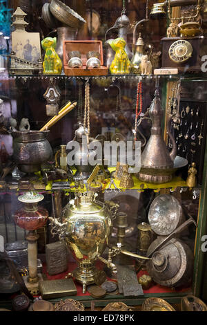 Metallische Gegenstände, Kaffeekanne und Kupfer in Antiquitätengeschäft in The Grand Bazaar, Kapalicarsi, großen Markt in Beyazi, Istanbul, Türkei Stockfoto
