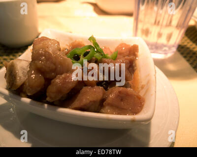 Gegrilltes Schweinefleisch mit schwarzen Bohnen-Sauce auf einer kleinen Dim-Sum-Platte in einem chinesischen Restaurant im Bundesstaat New York. Stockfoto