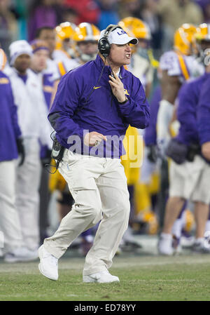 Nashville, Tennessee, USA. 30. Dezember 2014. LSU Cheftrainer Les Miles während der NCAA Football Spiel Action zwischen den Notre Dame Fighting Irish und die LSU Tigers in LP Field in Nashville, Tennessee. Notre Dame besiegte LSU 31-28. © Csm/Alamy Live-Nachrichten Stockfoto