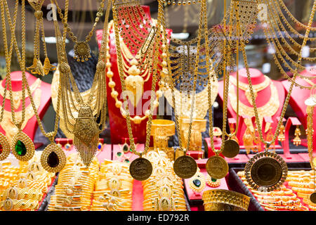 Gold Schmuck Halsketten Armbänder in Goldschmiede shop, The Grand Bazaar, Kapalicarsi, großer Markt, Beyazi, Istanbul, Türkei Stockfoto