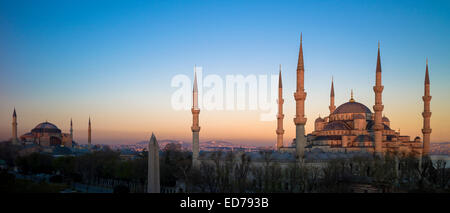 Sonnenuntergang am Sultanahmet Camii, die blaue Moschee oder Sultan Ahmed und Hagia Sophia-Moschee-Museum in Istanbul, Türkei Stockfoto