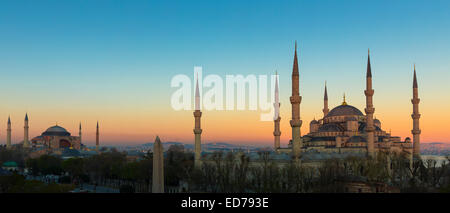 Sonnenuntergang am Sultanahmet Camii, die blaue Moschee oder Sultan Ahmed und Hagia Sophia-Moschee-Museum in Istanbul, Türkei Stockfoto