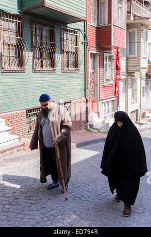 Muslimischen Mann tragen traditionelle Kleidung Frau Niqab Schleier im Bereich der Kariye Muzesi Edirnekapi, Istanbul, Türkei Stockfoto