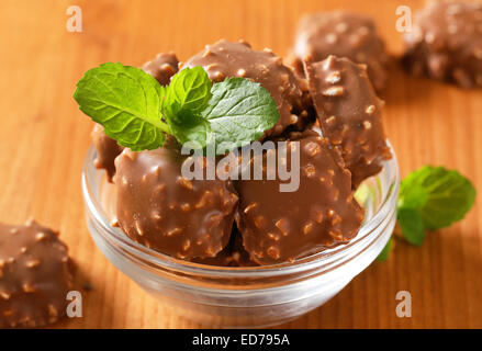 Pralinen mit gehackten Nüssen Stockfoto