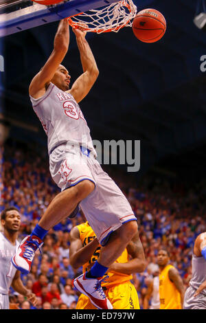 30. Dezember 2014: Perry Ellis #34 des Kansas Jayhawks Slam dunks Sprungwurf spät in der ersten Hälfte bei den NCAA-Basketball-Spiel zwischen der Kent State Golden blinkt und die Kansas Jayhawks bei Allen Fieldhouse in Lawrence, KS Stockfoto