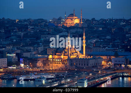 Skyline Stadtszene Yeni Camii große Moschee von Golden Horn des Bosporus und die Hagia Sophia in Istanbul, Türkei Stockfoto