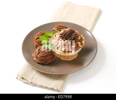 Haselnuss-Muffins mit Kugeln Schokoladeneis Stockfoto