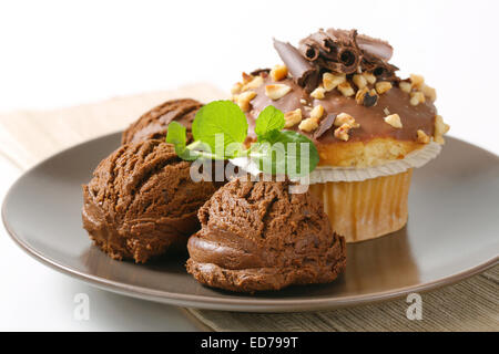 Haselnuss-Muffins mit Kugeln Schokoladeneis Stockfoto