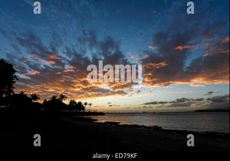 Honolulu, Hawaii, USA. 23. Dezember 2014. Schöner Sonnenuntergang am Magic Island, Honolulu, Oahu, Hawaii. Stockfoto