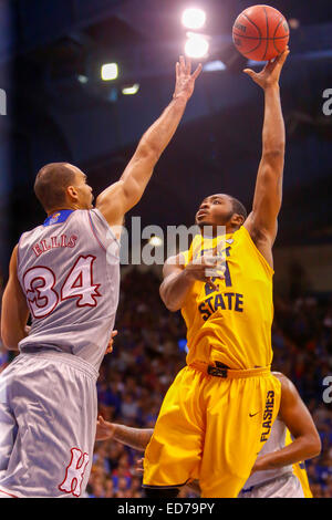 30. Dezember 2014: Perry Ellis #34 der Kansas Jayhawks versucht, klopft sich den Schuss von Khaliq Spicer #21 von der Kent State Golden Blitze Midway in der zweiten Hälfte bei den NCAA-Basketball-Spiel zwischen der Kent State Golden blinkt und die Kansas Jayhawks bei Allen Fieldhouse in Lawrence, KS Stockfoto