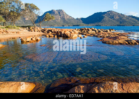 Blick vom Coles Bay auf die Gefahren im Freycinet National Park Stockfoto