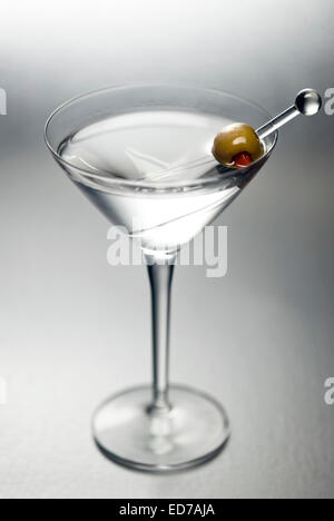Wählen Sie ein kontrastreiche modernistischen Martini cocktail alkoholisches Getränk mit Oliven- und Glas Stockfoto