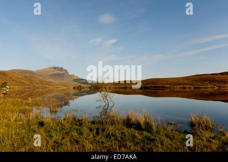 Loch tätig auf der Isle Of Skye, Schottland mit Blick auf den Old Man of Storr Stockfoto