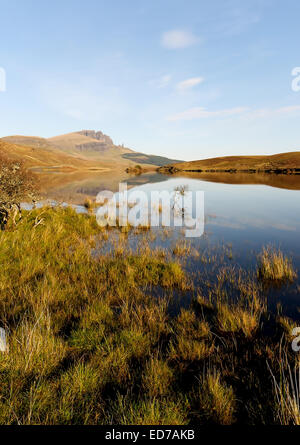 Loch tätig auf der Isle Of Skye, Schottland mit Blick auf den Old Man of Storr Stockfoto