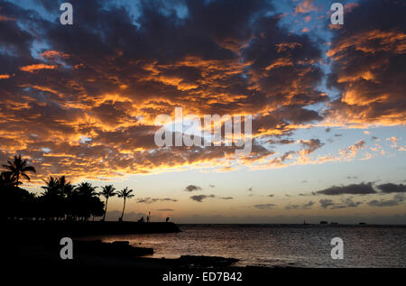 Honolulu, Hawaii, USA. 23. Dezember 2014. Schöner Sonnenuntergang am Magic Island, Honolulu, Oahu, Hawaii. Stockfoto