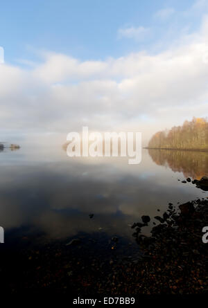 Einen sehr nebligen Start am Loch Garry in den Highlands von Schottland Stockfoto