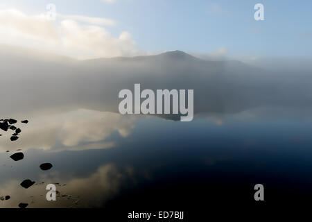 Einen sehr nebligen Start am Loch Garry in den Highlands von Schottland Stockfoto