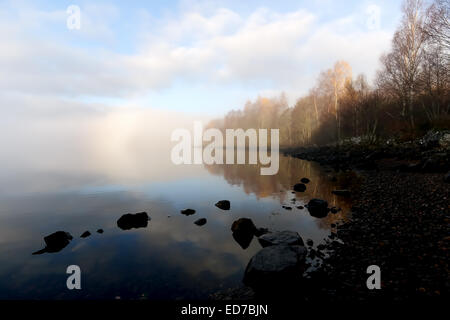 Einen sehr nebligen Start am Loch Garry in den Highlands von Schottland Stockfoto