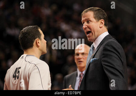 Portland, Oregon, USA. 30. Dezember 2014. TERRY STOTTS spricht mit BRIAN FORTE (45) Schiedsrichter. Die Portland Trail Blazers spielen die Toronto Raptors am Moda Center am 30. Dezember 2014. Bildnachweis: David Blair/ZUMA Draht/Alamy Live-Nachrichten Stockfoto