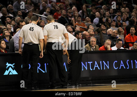 Portland, Oregon, USA. 30. Dezember 2014. MARC DAVIS (8), STEVE ANDERSON (76) und BRIAN FORTE (45) sehen Sie die Antwort. Die Portland Trail Blazers spielen die Toronto Raptors am Moda Center am 30. Dezember 2014. Bildnachweis: David Blair/ZUMA Draht/Alamy Live-Nachrichten Stockfoto
