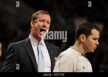 Portland, Oregon, USA. 30. Dezember 2014. TERRY STOTTS spricht mit BRIAN FORTE (45) Schiedsrichter. Die Portland Trail Blazers spielen die Toronto Raptors am Moda Center am 30. Dezember 2014. Bildnachweis: David Blair/ZUMA Draht/Alamy Live-Nachrichten Stockfoto