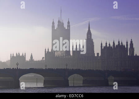 Blick auf Westminster Bridge, die Themse und der Palace of Westminster an einem nebeligen Tag von South Bank Stockfoto