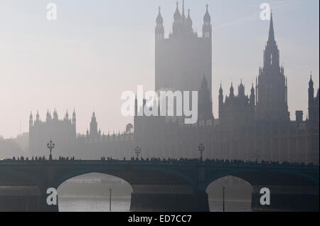 Blick auf Westminster Bridge, die Themse und der Palace of Westminster an einem nebeligen Tag von South Bank Stockfoto