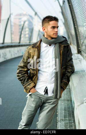 Hübscher trendigen Mann auf einer Brücke Stockfoto