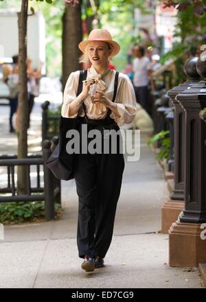 Tschechien geboren London ansässigen Schauspielerin Petra Bryant Posen im West Village, New York City mit: Petra Bryant Where: New York, Vereinigte Staaten von Amerika bei: 27. Juni 2014 Stockfoto