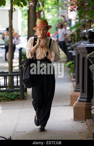 Tschechien geboren London ansässigen Schauspielerin Petra Bryant Posen im West Village, New York City mit: Petra Bryant Where: New York, Vereinigte Staaten von Amerika bei: 27. Juni 2014 Stockfoto