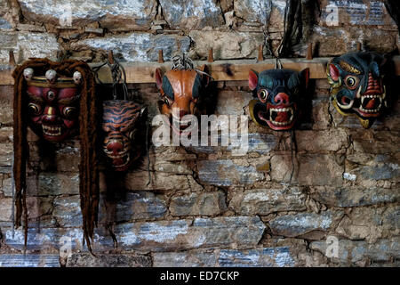 Traditionelle hölzerne Masken angezeigt bei Ogyen Choling die ehemalige Residenz der herrschenden Familie stammte aus dem 14. Jahrhundert buddhistischen Lehrer im Dorf Ogyencholing in Tang Tal in Bhutan Stockfoto