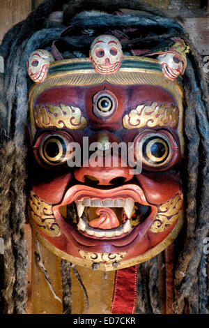 Traditionelle Maske angezeigt in Ogyen Choling die ehemalige Residenz der herrschenden Familie stammte aus dem 14. Jahrhundert buddhistischen Lehrer im Dorf Ogyencholing in Tang Tal in Bhutan Stockfoto