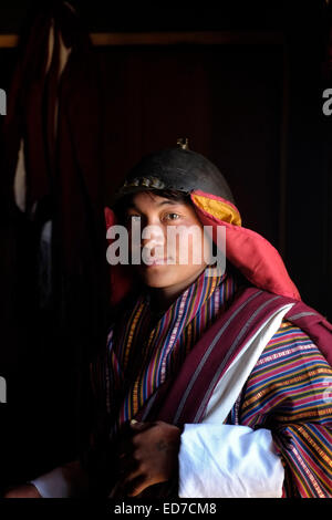 Ein Mann in traditioneller Kleidung in dem Dorf Ngang Lhakhang während des jährlichen Tshechu-Festival im Tang-Tal in Bhutan Stockfoto