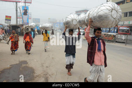 Dhaka, Bangladesch. 31. Dezember 2014. Hausierer tragen Töpfe zum Verkauf während der landesweiten Streik in Dhaka, Bangladesh, 31. Dezember 2014. Bangladeshs größten islamistischen Partei Jamaat-e-Islami nennt einen landesweiten Streik am Mittwoch und Donnerstag aus Protest gegen das Todesurteil sein Führer für Kriegsverbrechen gegen die Menschlichkeit während des Landes Befreiungskrieges 1971 übergeben. © Shariful Islam/Xinhua/Alamy Live-Nachrichten Stockfoto