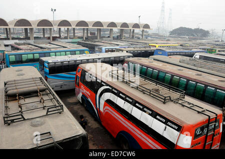 Dhaka, Bangladesch. 31. Dezember 2014. Lange Reise-Busse sind in einem Bus Stand während der landesweiten Streik in Dhaka, Bangladesch, 31. Dezember 2014 geparkt. Bangladeshs größten islamistischen Partei Jamaat-e-Islami nennt einen landesweiten Streik am Mittwoch und Donnerstag aus Protest gegen das Todesurteil sein Führer für Kriegsverbrechen gegen die Menschlichkeit während des Landes Befreiungskrieges 1971 übergeben. © Shariful Islam/Xinhua/Alamy Live-Nachrichten Stockfoto