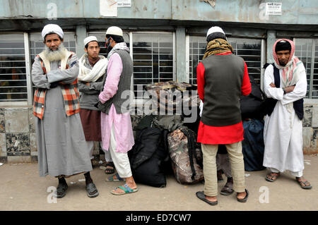 Dhaka, Bangladesch. 31. Dezember 2014. Passagiere warten für den Transport in einem Bus Stand während der landesweiten Streik in Dhaka, Bangladesch, 31. Dezember 2014. Bangladeshs größten islamistischen Partei Jamaat-e-Islami nennt einen landesweiten Streik am Mittwoch und Donnerstag aus Protest gegen das Todesurteil sein Führer für Kriegsverbrechen gegen die Menschlichkeit während des Landes Befreiungskrieges 1971 übergeben. © Shariful Islam/Xinhua/Alamy Live-Nachrichten Stockfoto