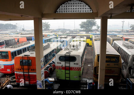 Dhaka, Bangladesch. 31. Dezember 2014. Lange Reise-Busse sind in einem Bus Stand während der landesweiten Streik in Dhaka, Bangladesch, 31. Dezember 2014 geparkt. Bangladeshs größten islamistischen Partei Jamaat-e-Islami nennt einen landesweiten Streik am Mittwoch und Donnerstag aus Protest gegen das Todesurteil sein Führer für Kriegsverbrechen gegen die Menschlichkeit während des Landes Befreiungskrieges 1971 übergeben. © Shariful Islam/Xinhua/Alamy Live-Nachrichten Stockfoto