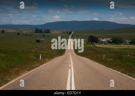 Straße, die durch landwirtschaftlich geprägtes Landseite Victoria Australien versiegelt Stockfoto