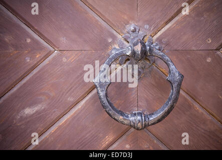 Stahl mittelalterlichen Klopfer auf der alten Holztür Stockfoto