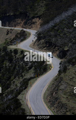 Allradantrieb Abschleppen Wohnwagen verhandelt die The Great Alpine Road, wie es auf der Seite von Mt Hotham Victoria Australien schlängelt Stockfoto