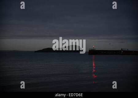 Die Lichter am Hafen in der Abenddämmerung signal den Eingang zum North Berwick Marina, East Lothian, Schottland. Stockfoto