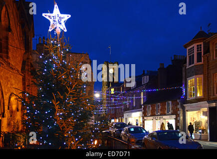 Weihnachtsbeleuchtung entlang der High Street in North Berwick, East Lothian, Schottland. Stockfoto