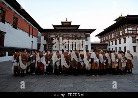 Eine Gruppe von Touristen tragen traditionelle bhutanische Kleidung an der Hof von Tashichho Dzong Festung Sitz der Regierung Bhutans seitdem 1952 und bald beherbergt der Thronsaal und Büros von Der König am Rande der Stadt Thimphu In Bhutan Stockfoto