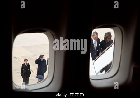US-Präsident Barack Obama und First Lady Michelle Obama betrachtet durch die Fenster der Air Force One, als sie an des Flugzeugs für eine Reise nach Miami 7. März 2014 an Andrews Air Force Base in Maryland Bord. Stockfoto