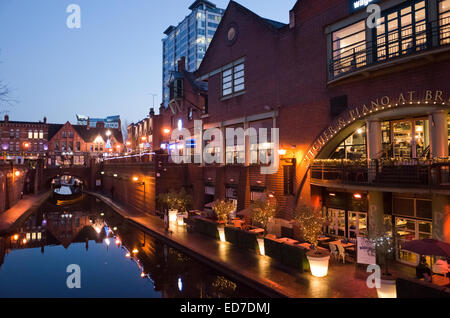 Restaurants und Bars entlang des Kanals am Brindleyplace in Birmingham England UK Stockfoto