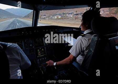 Pilot einer nationalen Airbus A319 Drukair-Fluggesellschaft des Königreichs Bhutan landet auf der Startbahn des Flughafens Paro in Bhutan Stockfoto