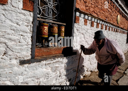 Ein buddhistischer Anhänger zieht den buddhistischen Jambay Lhakhang oder Tempel an Von Maitreya einer der 108 Tempel von der gebaut Der tibetische König Songtsen Goenpo im Jahre 659 n. Chr. in der Nähe der Stadt Von Bumthang in Bhutan Stockfoto